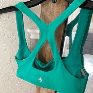 LuluLemonn Criss cross back / racer back sports bra